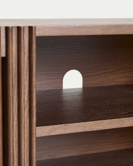 TV-Möbel Beyla aus Furnier und Massivholz aus Esche mit nussbaumfarbenem Finish 180 x 49,5 cm FSC 100% von Kave Home – Produktbild 8