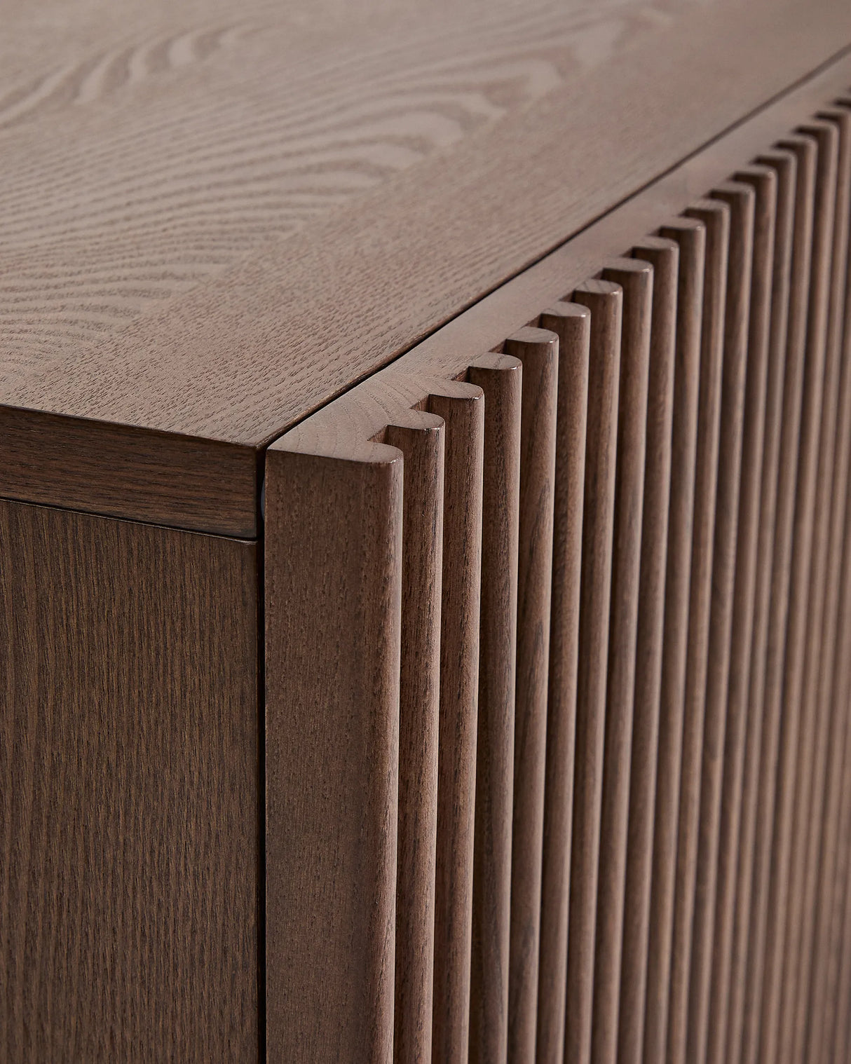 TV-Möbel Beyla aus Furnier und Massivholz aus Esche mit nussbaumfarbenem Finish 180 x 49,5 cm FSC 100% von Kave Home – Produktbild 9