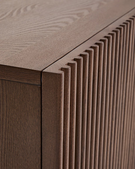 TV-Möbel Beyla aus Furnier und Massivholz aus Esche mit nussbaumfarbenem Finish 180 x 49,5 cm FSC 100% von Kave Home – Produktbild 9