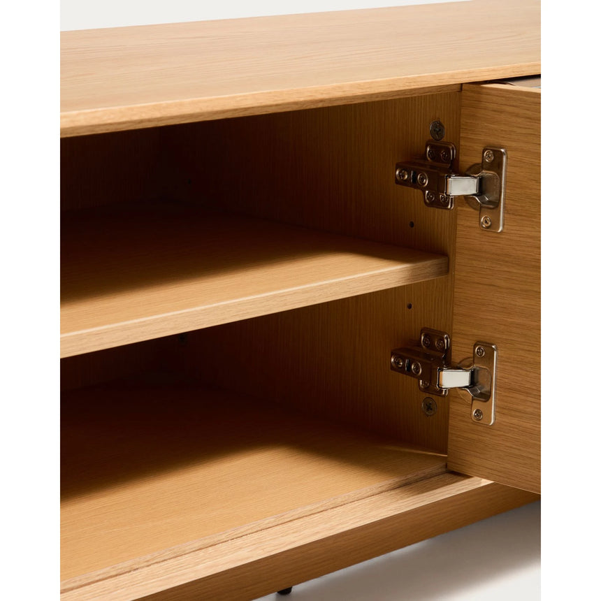 TV-Möbel Norlen mit 3 Türen in Eichenfurnier mit naturfarbenem Finish FSC Mix Credit 150 x 40 cm von Kave Home – Bild 10