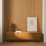 TV-Möbel Norlen mit 3 Türen in Eichenfurnier mit naturfarbenem Finish FSC Mix Credit 150 x 40 cm von Kave Home – Bild 2