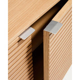 TV-Möbel Norlen mit 3 Türen in Eichenfurnier mit naturfarbenem Finish FSC Mix Credit 150 x 40 cm von Kave Home – Bild 8