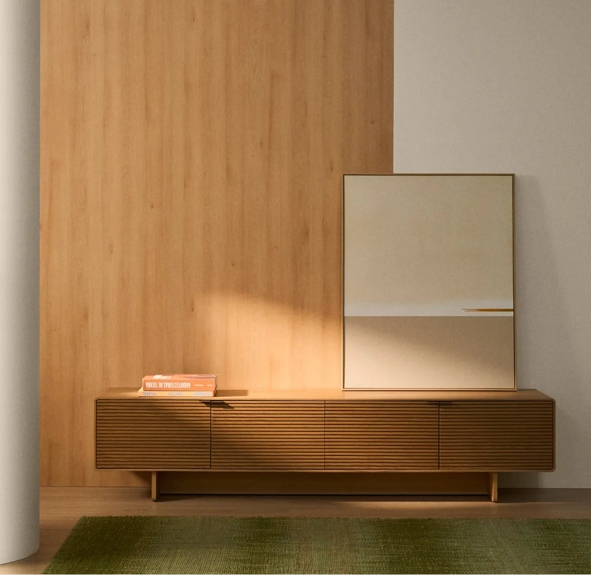 TV-Möbel Norlen mit 4 Türen in Eichenfurnier mit naturfarbenem Finish FSC Mix Credit 200 x 46 cm von Kave Home – Bild 2