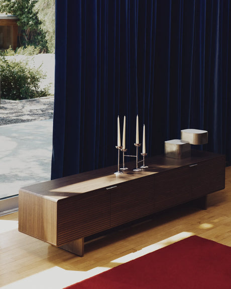TV-Möbel Norlen mit 4 Türen in Nussbaumfurnier FSC Mix Credit 200 x 46 cm von Kave Home – Produktbild 3