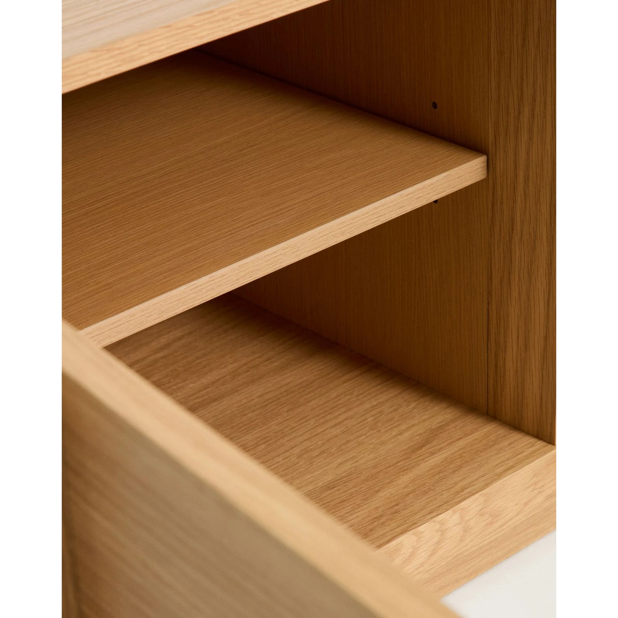 TV-Möbel Onix aus Eichenfurnier mit Naturton-Finish 150 x 47 cm FSC Mix Credit von Kave Home – Bild 6