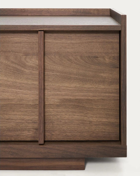 TV-Möbel Onix aus Walnussfurnier mit dunklem Finish 150 x 47 cm FSC Mix Credit von Kave Home – Bild 6
