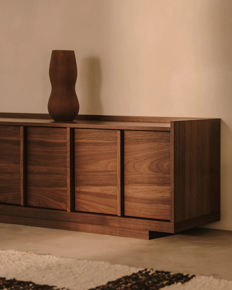 TV-Möbel Onix aus Walnussfurnier mit dunklem Finish 200 x 45 cm FSC Mix Credit von Kave Home – Produktbild 8