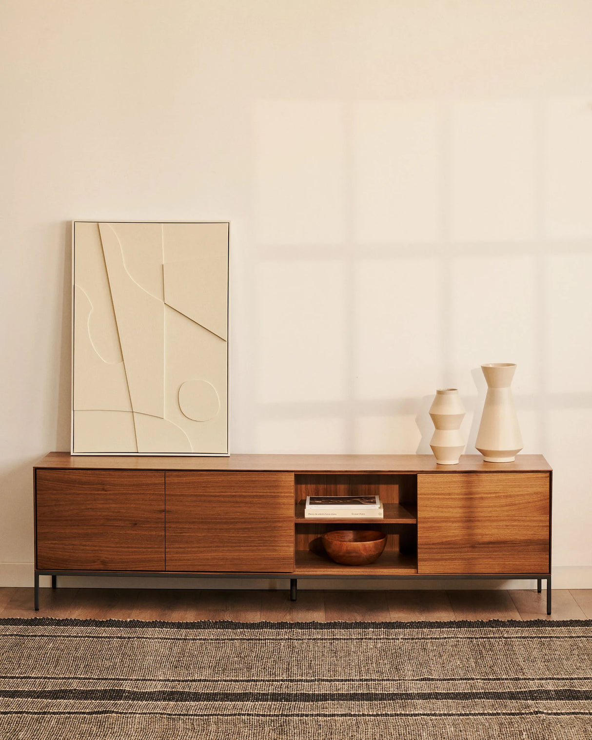 TV-Schrank Vedrana 3 Türen aus Nussholzfurnier und Stahlbeine in Schwarz 195 x 55 cm von Kave Home – Produktbild 6