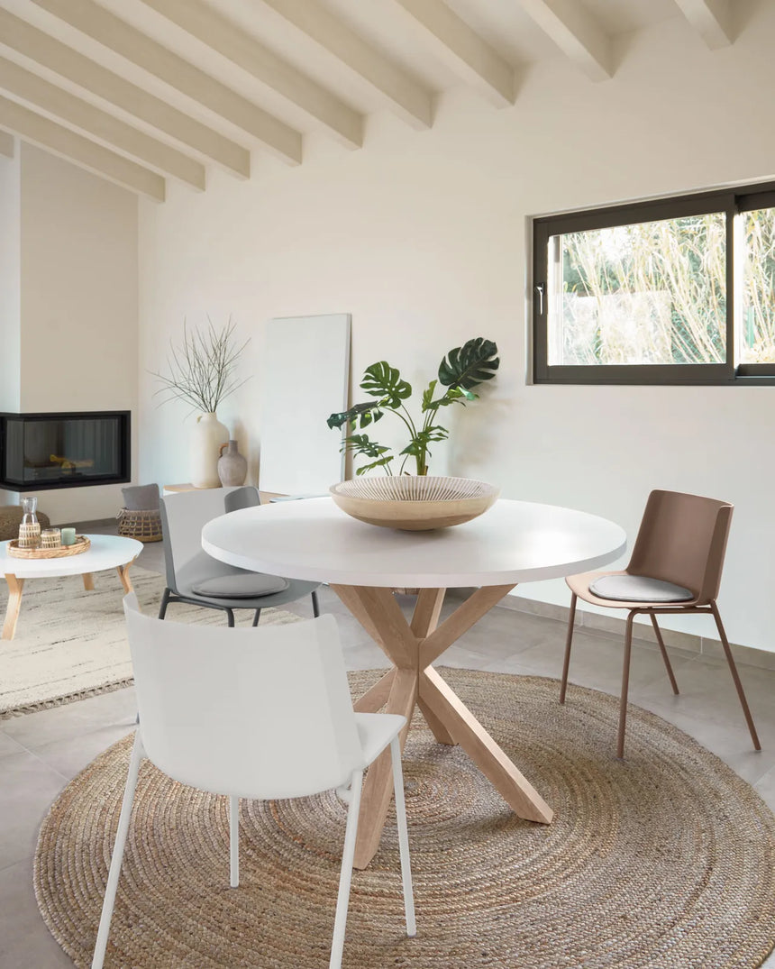 Tisch Argo aus Melamin mit weißer Oberfläche und Stahlbeinen in Holzoptik Ø 120 cm von Kave Home – Bild 2