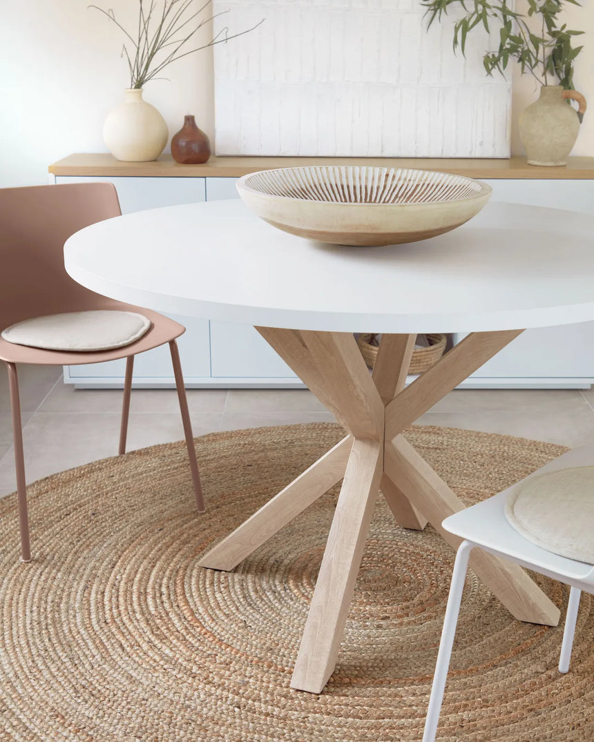 Tisch Argo aus Melamin mit weißer Oberfläche und Stahlbeinen in Holzoptik Ø 120 cm von Kave Home – Bild 3