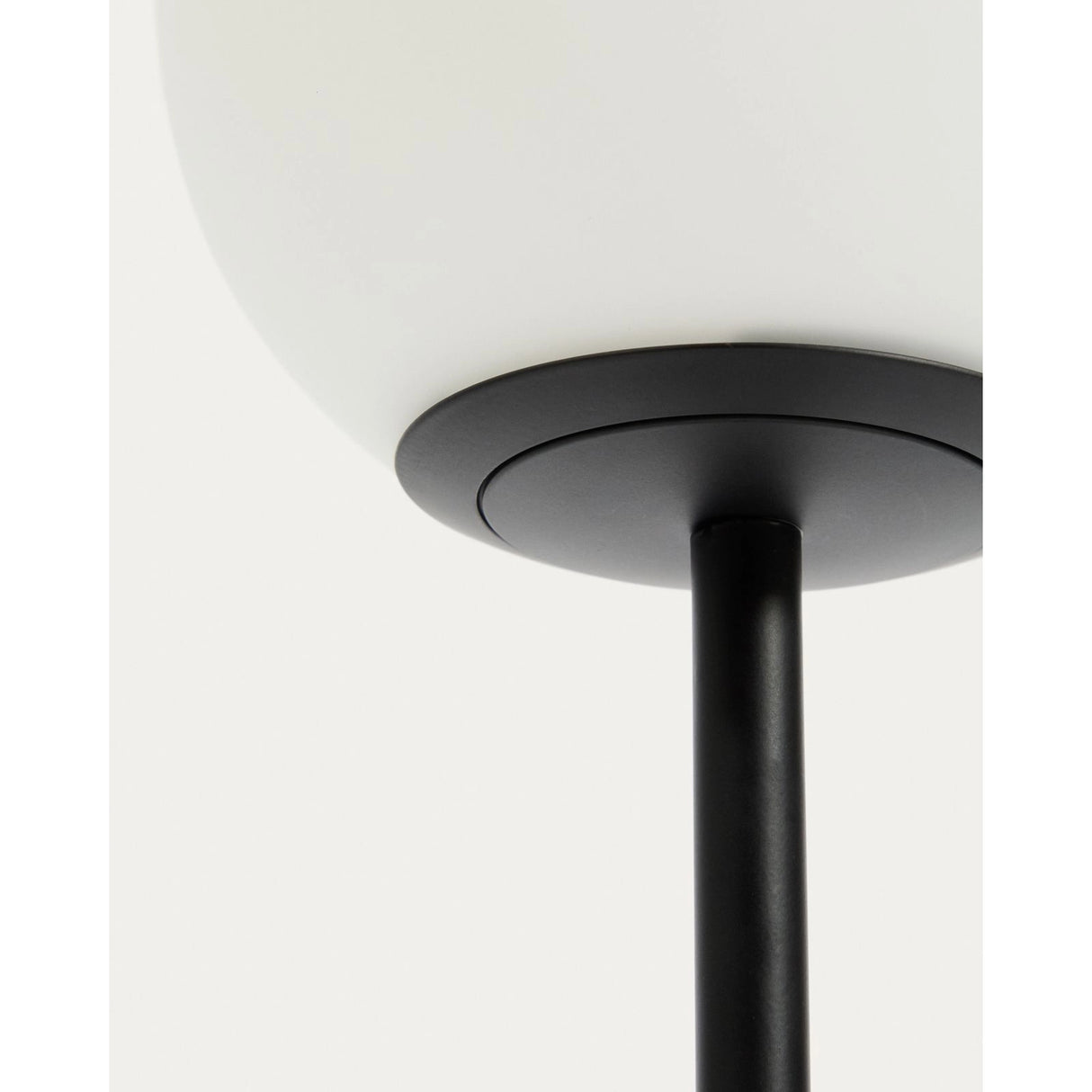 Tischlampe Brisia aus Metall mit schwarzem Finish und einer Glaskugel Ø15 cm von Kave Home – Produktbild 5