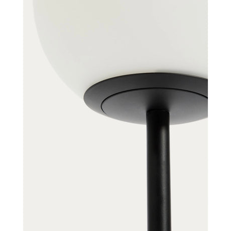 Tischlampe Brisia aus Metall mit schwarzem Finish und einer Glaskugel Ø15 cm von Kave Home – Produktbild 5