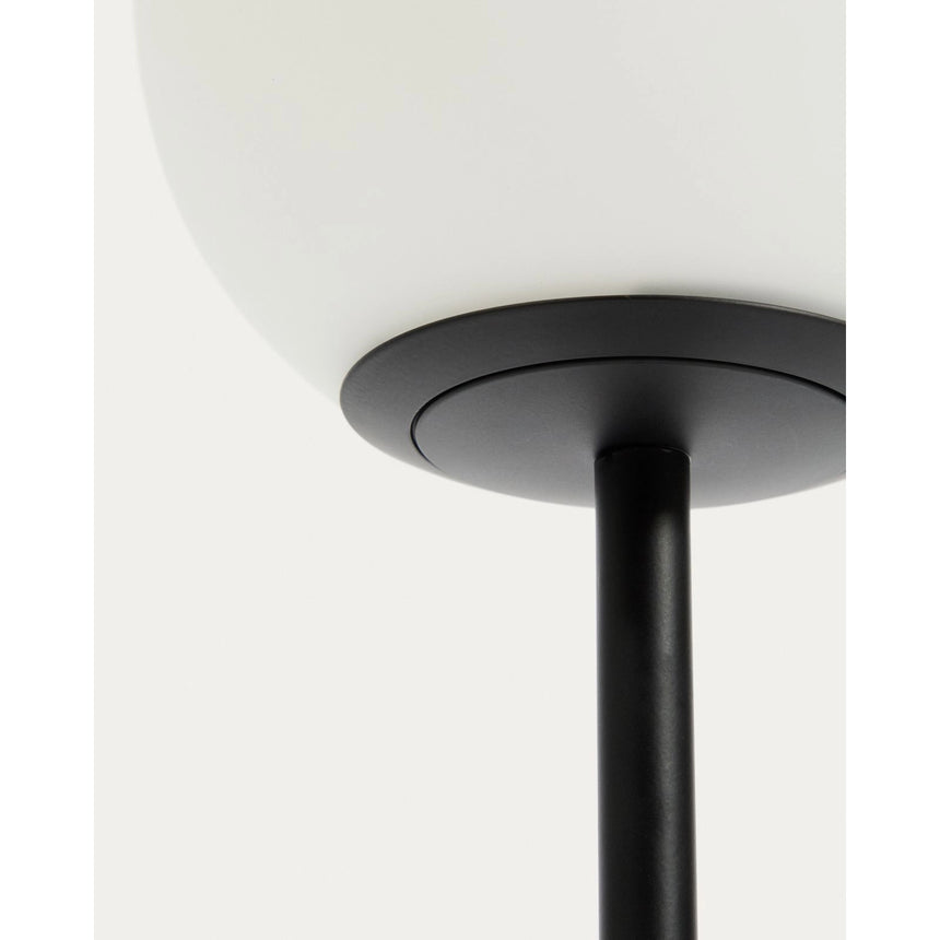 Tischlampe Brisia aus Metall mit schwarzem Finish und einer Glaskugel Ø15 cm von Kave Home – Produktbild 5