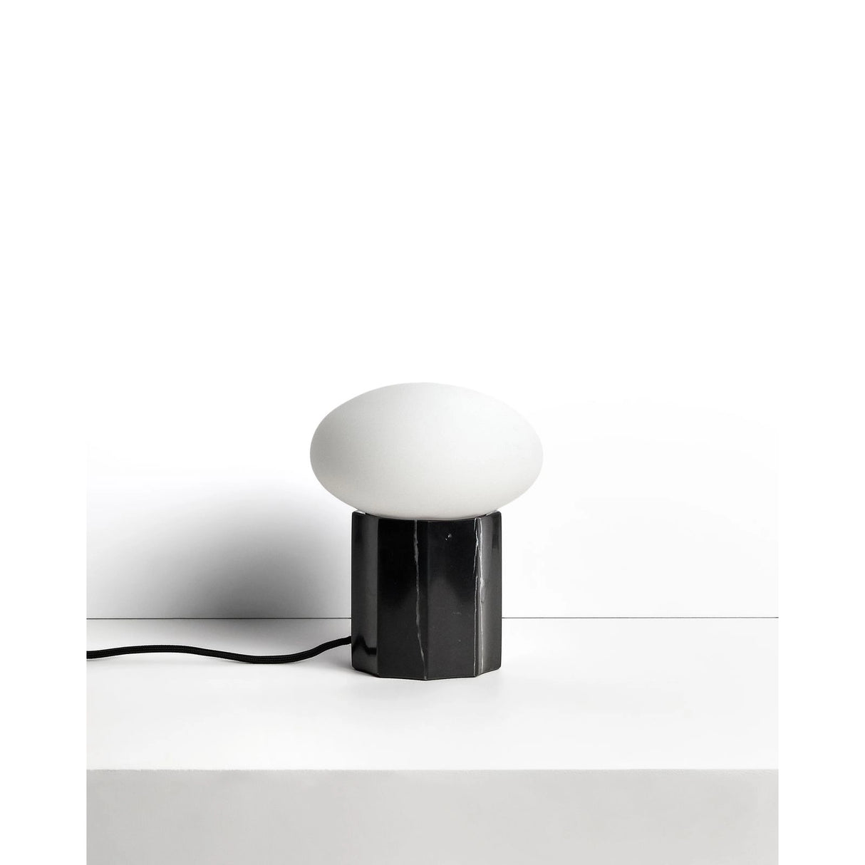 Tischlampe Idela aus Rauchglas und schwarzem Marmor Ø 15 cm von Kave Home – Bild 1