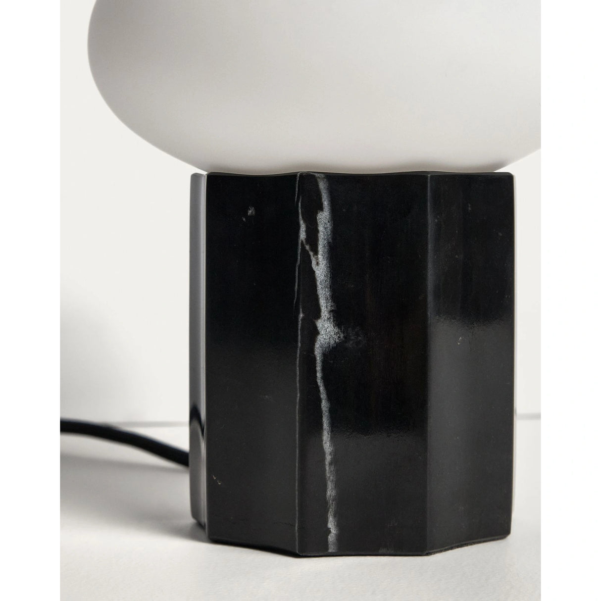 Tischlampe Idela aus Rauchglas und schwarzem Marmor Ø 15 cm von Kave Home – Bild 6