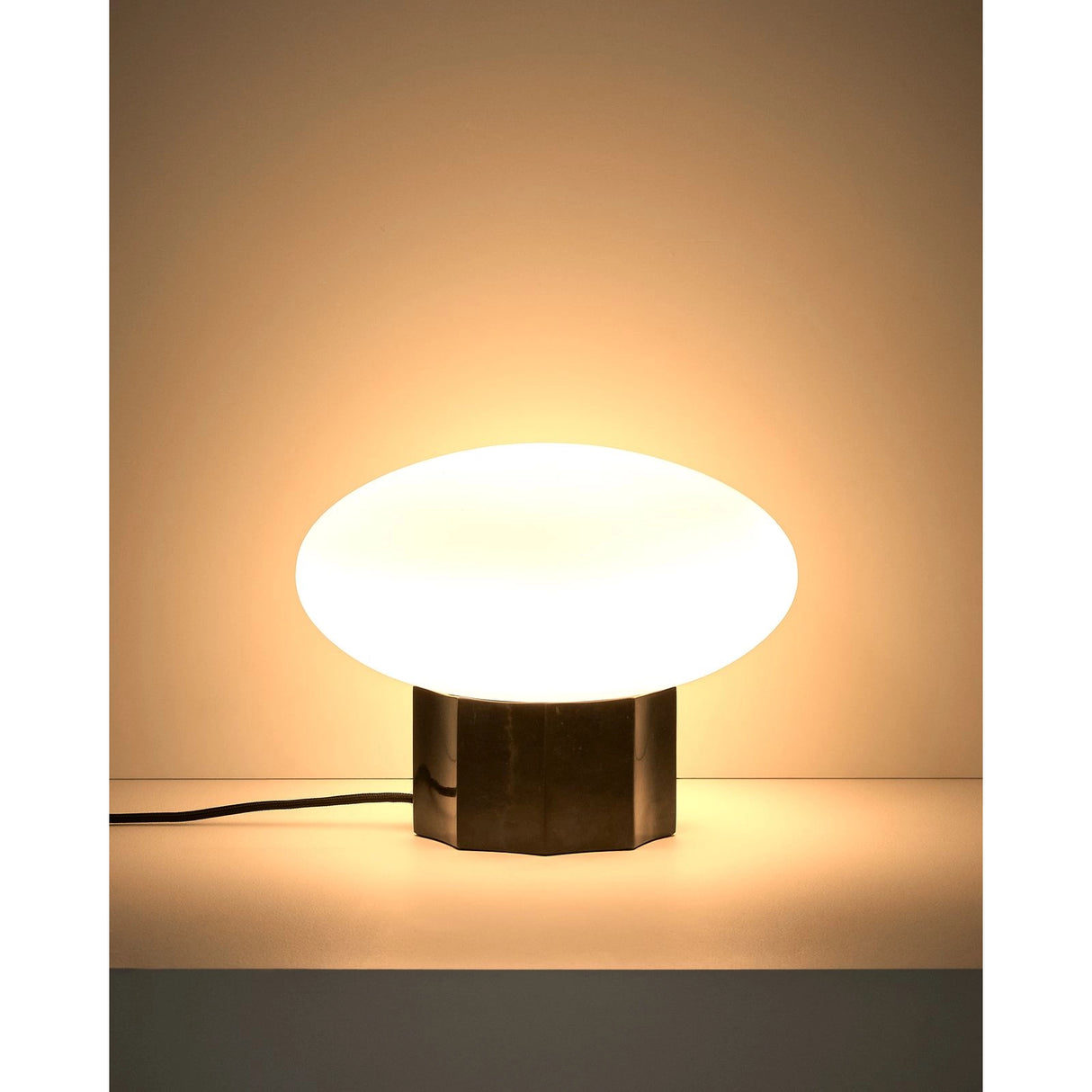 Tischlampe Idela aus Rauchglas und schwarzem Marmor Ø 26 cm von Kave Home – Bild 4