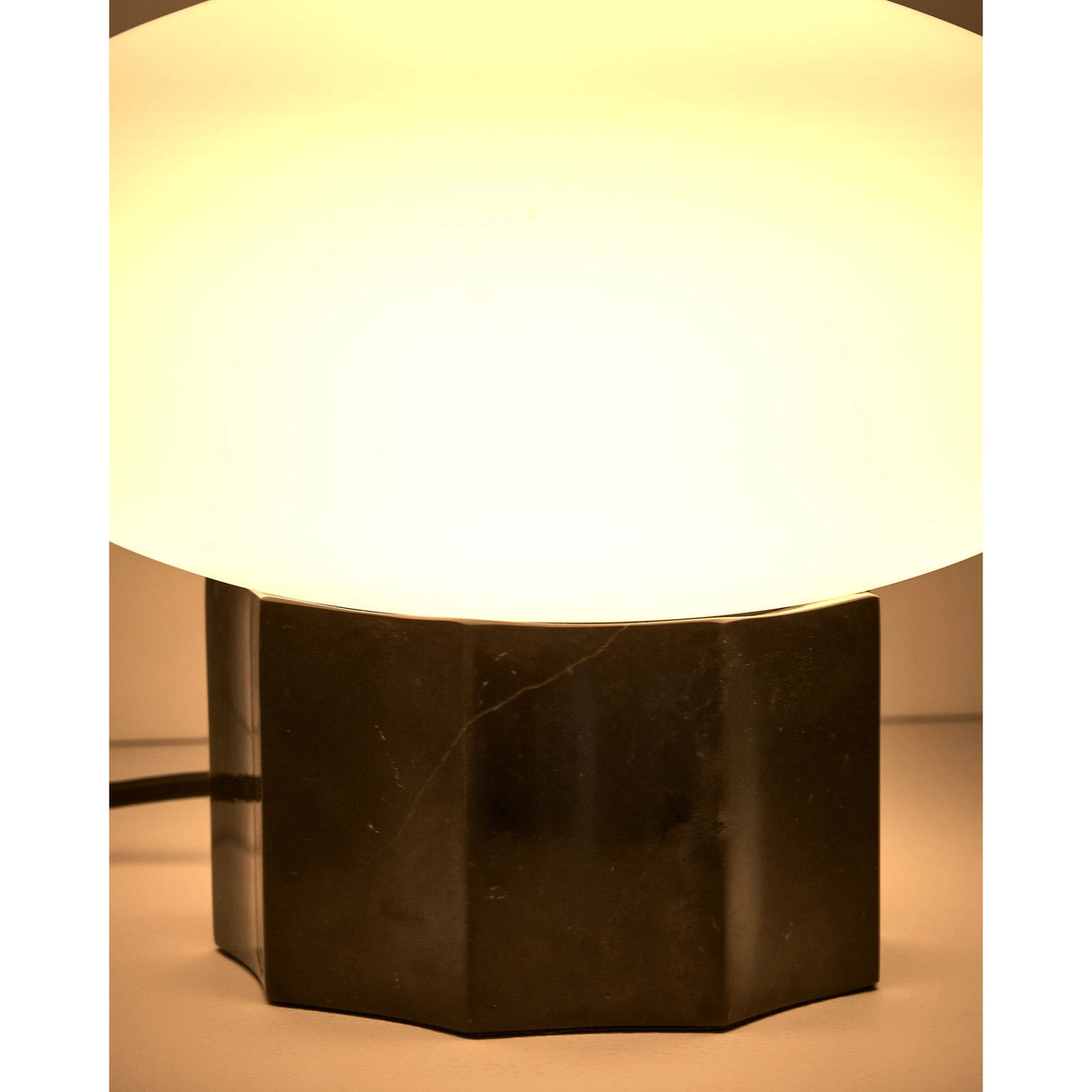 Tischlampe Idela aus Rauchglas und schwarzem Marmor Ø 26 cm von Kave Home – Bild 5