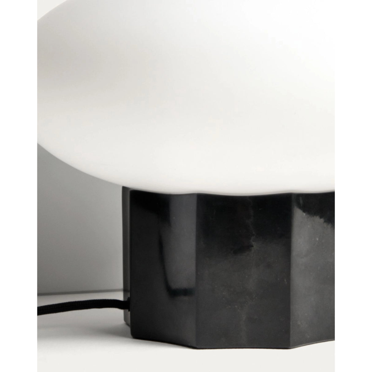 Tischlampe Idela aus Rauchglas und schwarzem Marmor Ø 26 cm von Kave Home – Bild 6