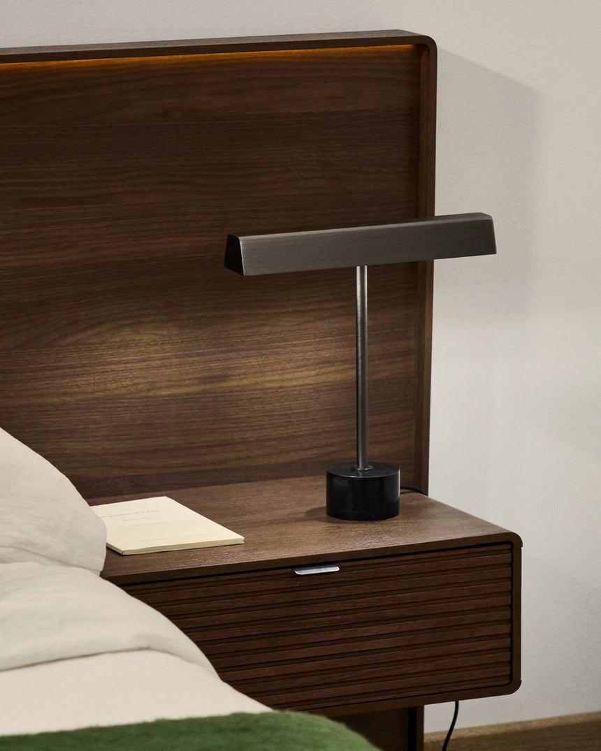 Tischlampe Lynor aus gebürstetem Metall mit Marmorsockel von Kave Home – Bild 2