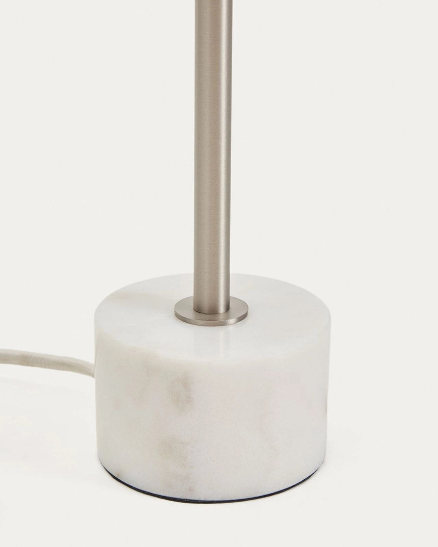 Tischlampe Lynor aus gebürstetem Metall mit weißem Marmorsockel von Kave Home – Bild 6