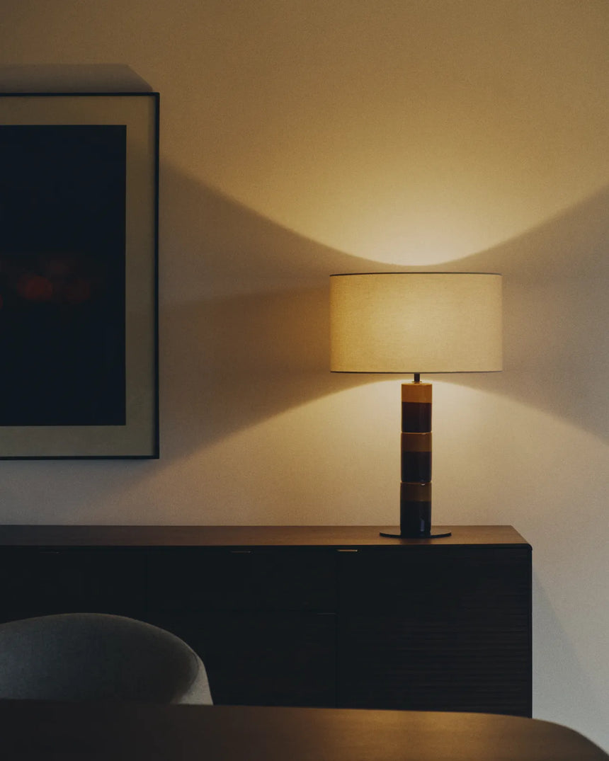 Tischlampe Mavran mit Baumwollschirm und Keramiksockel in Braun und Senfgelb von Kave Home – Bild 2