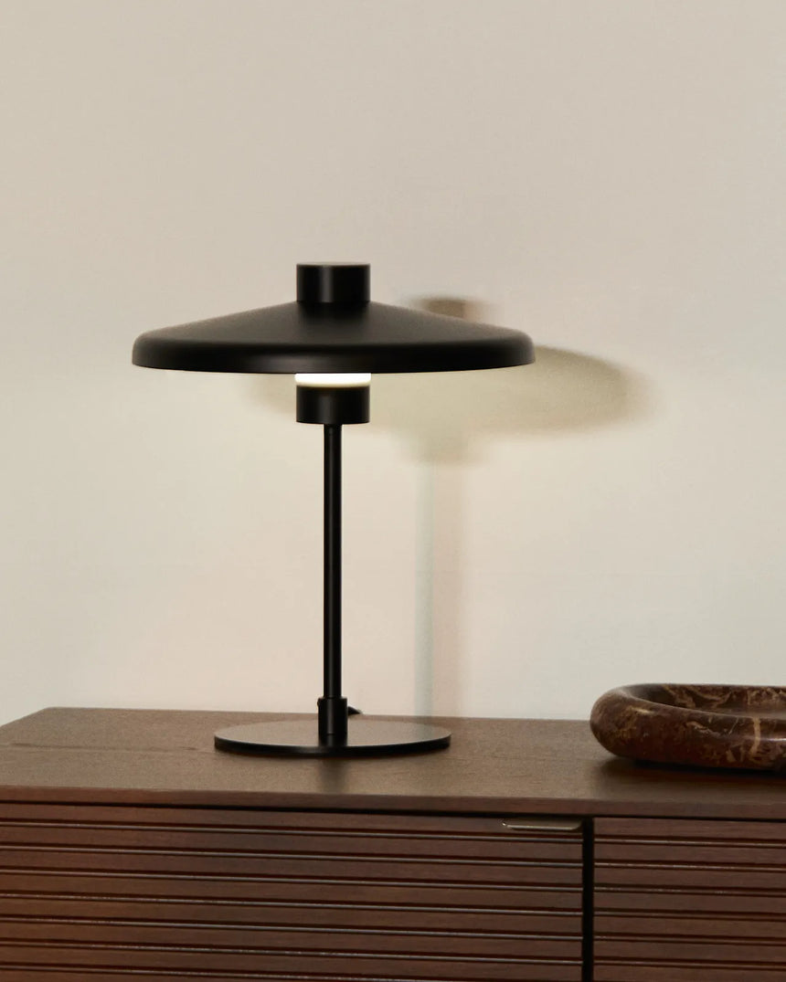 Tischlampe Nuvira aus schwarzem satiniertem Metall von Kave Home – Bild 2