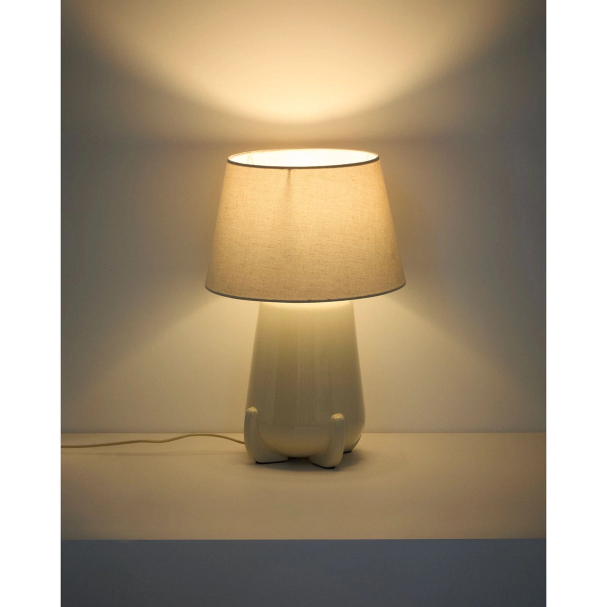 Tischlampe Odra aus ecrufarbener Keramik mit glänzendem Finish von Kave Home – Bild 4