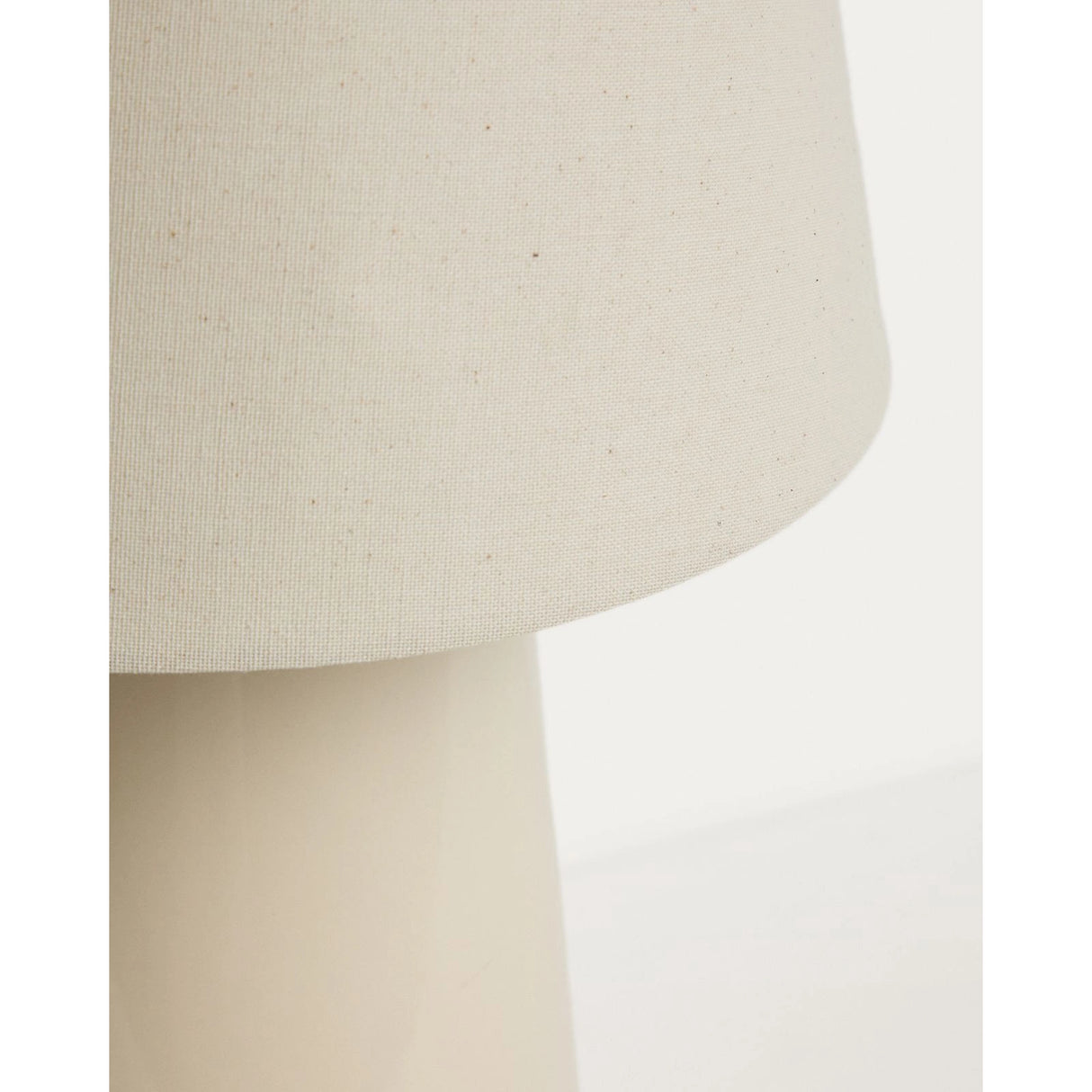Tischlampe Odra aus ecrufarbener Keramik mit glänzendem Finish von Kave Home – Bild 7