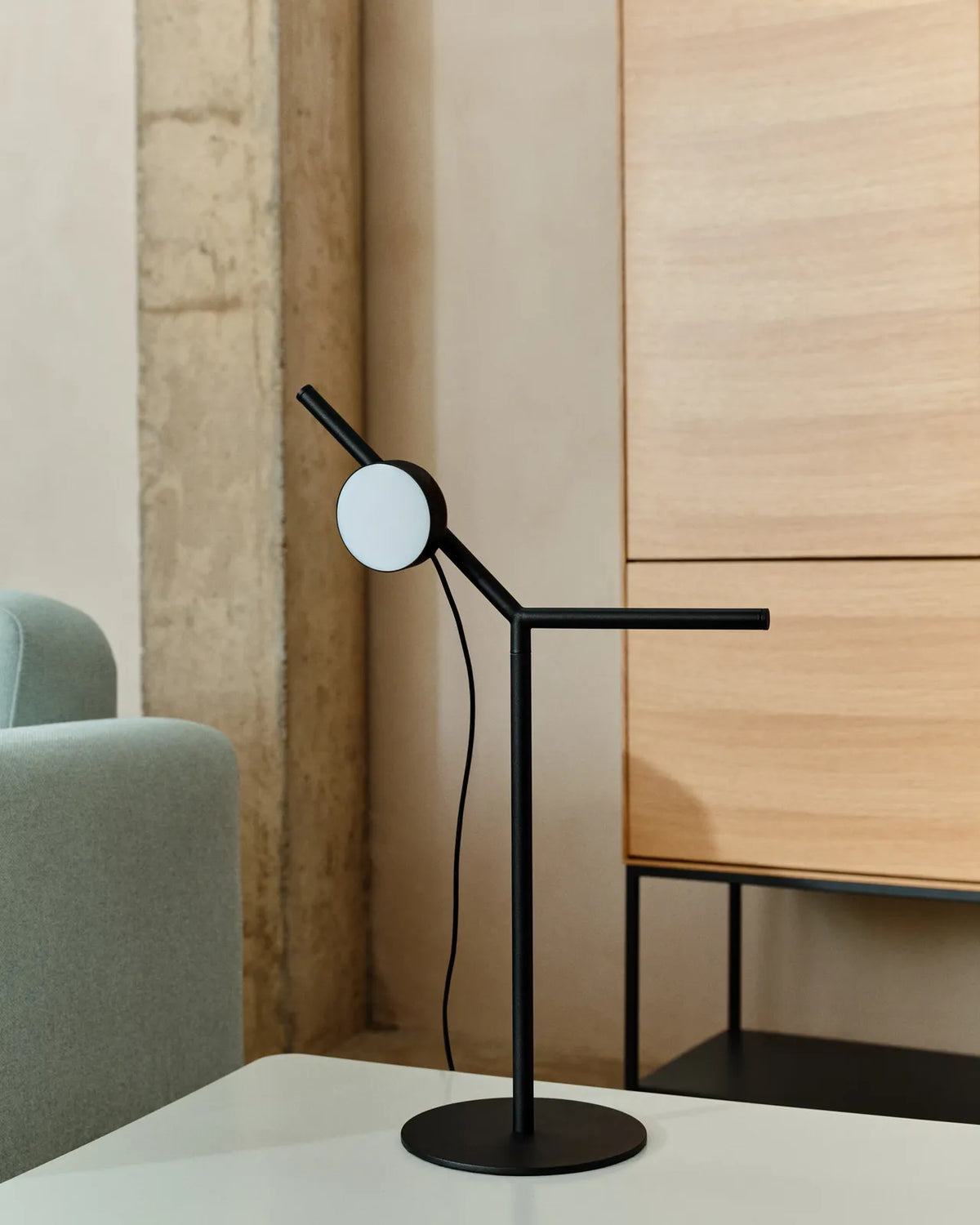 Tischlampe Orey aus schwarzem Metall mit Multipositions-Lichtpunkt von Kave Home – Bild 2