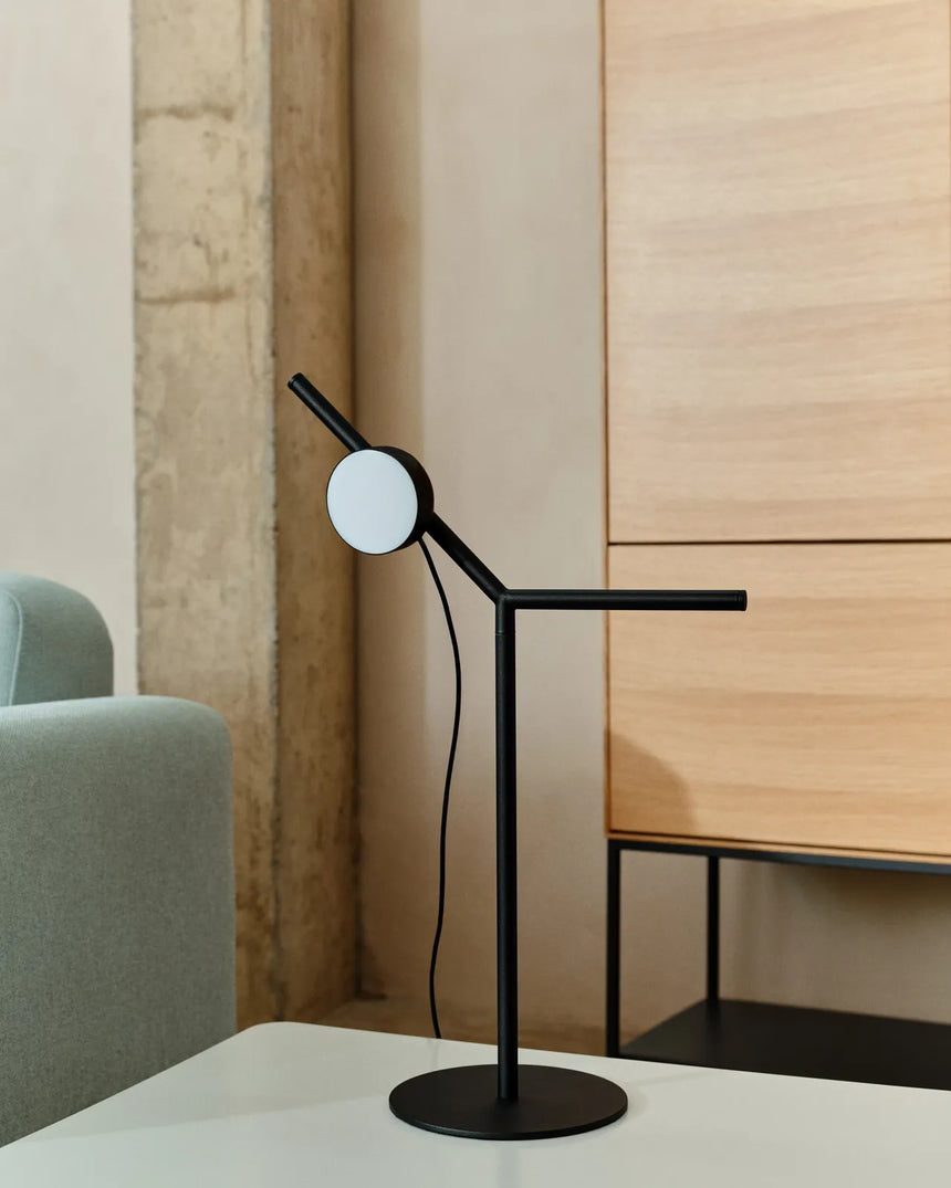 Tischlampe Orey aus schwarzem Metall mit Multipositions-Lichtpunkt von Kave Home – Bild 2