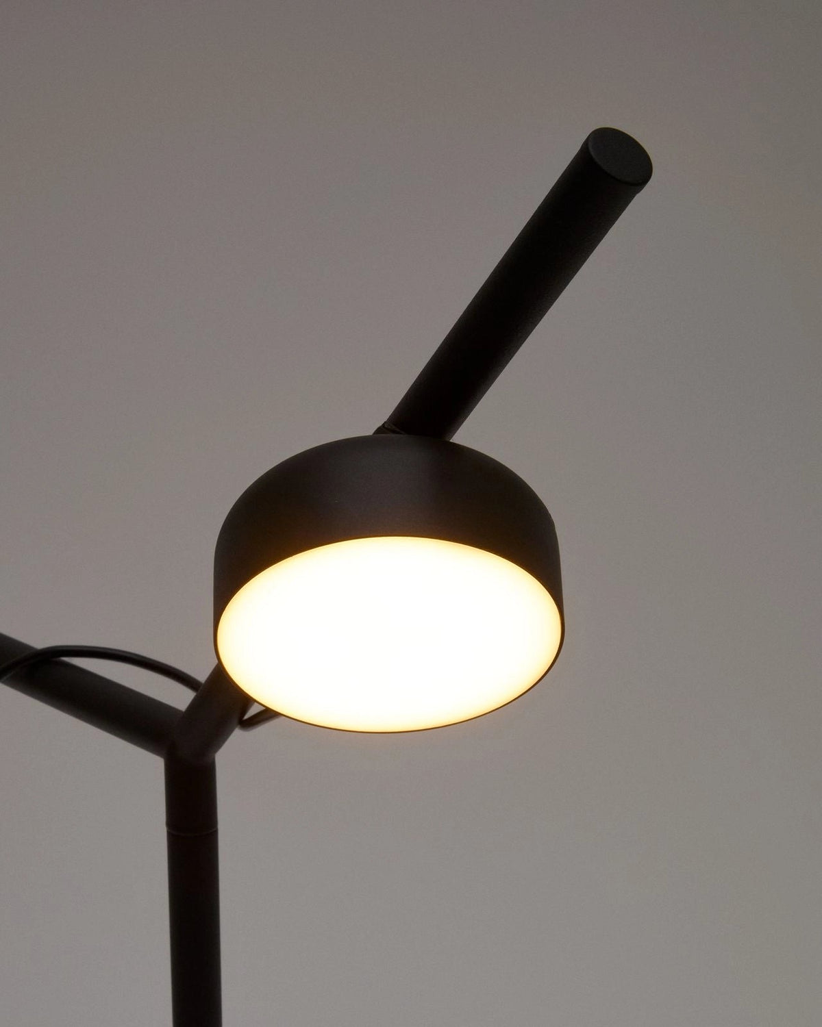 Tischlampe Orey aus schwarzem Metall mit Multipositions-Lichtpunkt von Kave Home – Bild 5