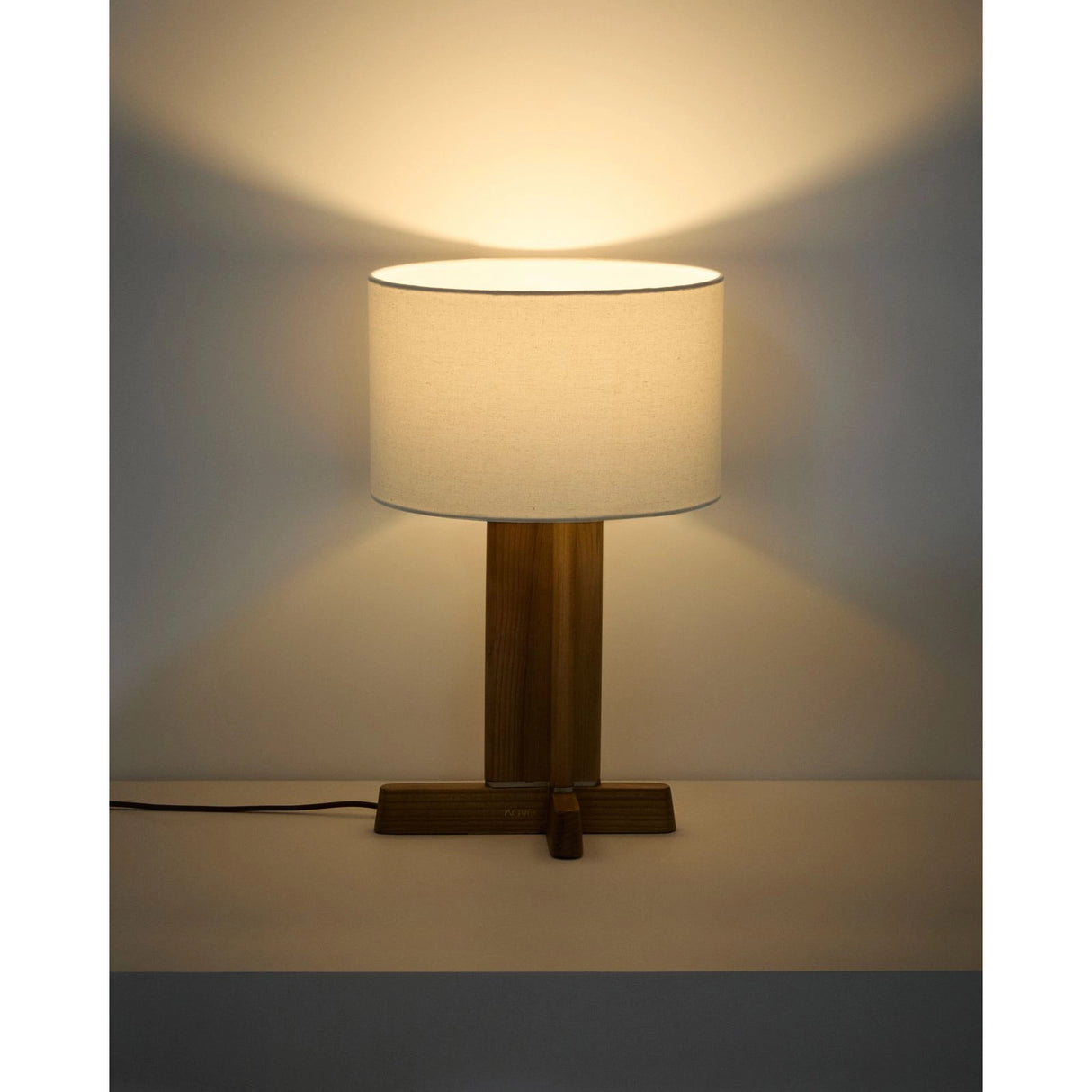 Tischleuchte Niani aus Kautschukholz mit Finish in Naturton und elfenbeinfarbenem Baumwollschirm Ø 30 cm von Kave Home – Bild 4