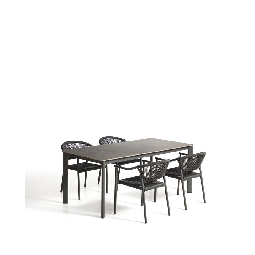 Tischset Anafi aus gesintertem Stein und graphitgrauem Aluminium sowie 4 Stühle Livadia aus graphitgrauem Aluminium, 180 x 90 cm von Kave Home – Bild 1
