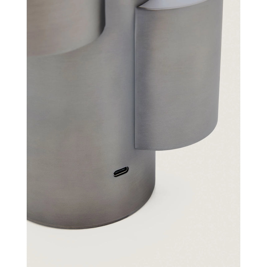 Tragbare LED-Tischlampe Adrina aus Metall mit gebürstetem Finish von Kave Home – Bild 11