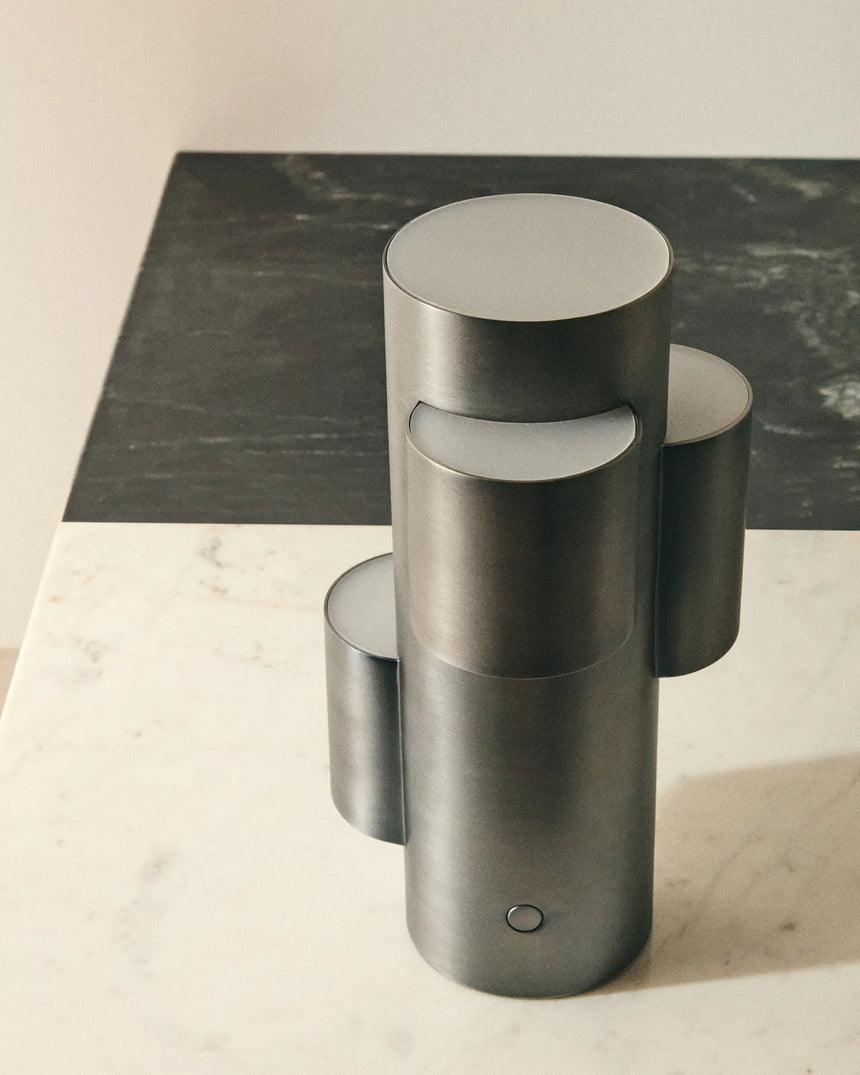 Tragbare LED-Tischlampe Adrina aus Metall mit gebürstetem Finish von Kave Home – Bild 5