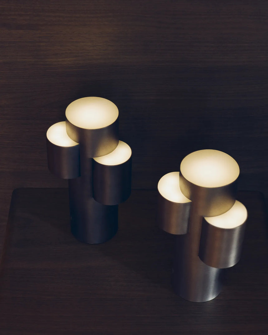 Tragbare LED-Tischlampe Adrina aus hellgrauem Metall mit gebürstetem Finish von Kave Home – Bild 5