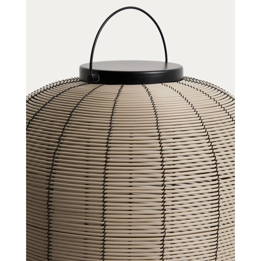 Tragbare LED-Tischlampe Saranella aus hellgrauem synthetischem Rattan von Kave Home – Bild 11