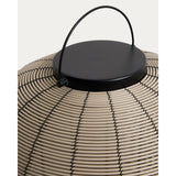 Tragbare LED-Tischlampe Saranella aus hellgrauem synthetischem Rattan von Kave Home – Bild 9