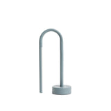 Tragbare Tischlampe Bow aus blauem Aluminium von Kave Home – Bild 1