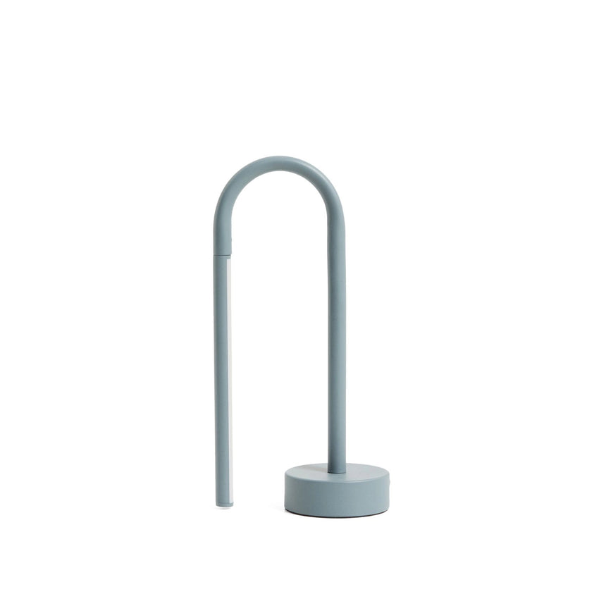 Tragbare Tischlampe Bow aus blauem Aluminium von Kave Home – Bild 1