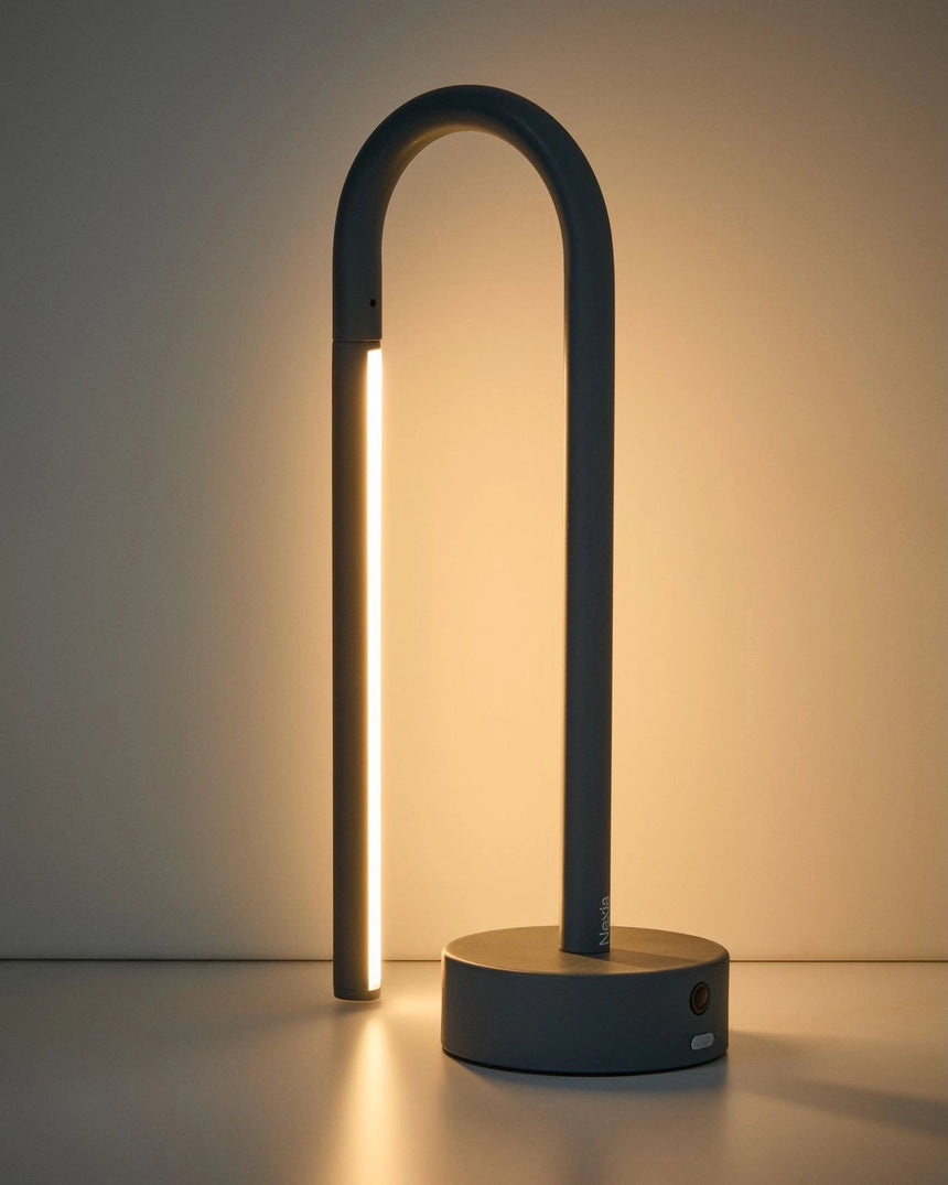 Tragbare Tischlampe Bow aus blauem Aluminium von Kave Home – Bild 5