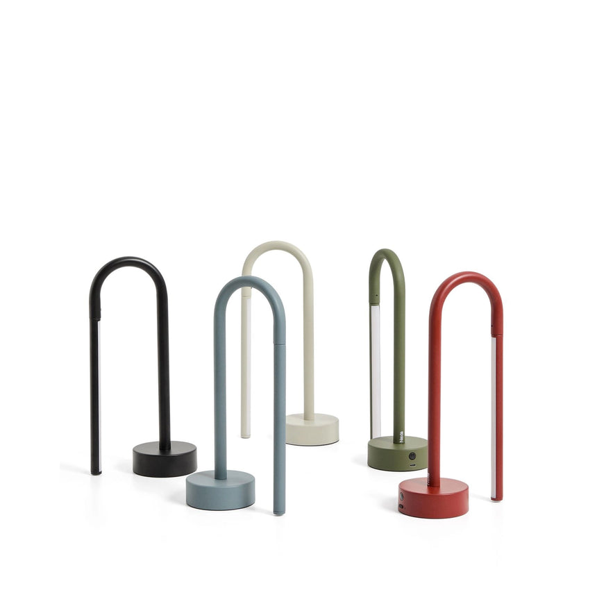 Tragbare Tischlampe Bow aus grauem Aluminium von Kave Home – Bild 4