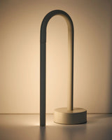 Tragbare Tischlampe Bow aus grauem Aluminium von Kave Home – Bild 5