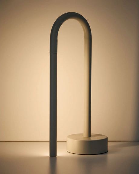 Tragbare Tischlampe Bow aus grauem Aluminium von Kave Home – Bild 5
