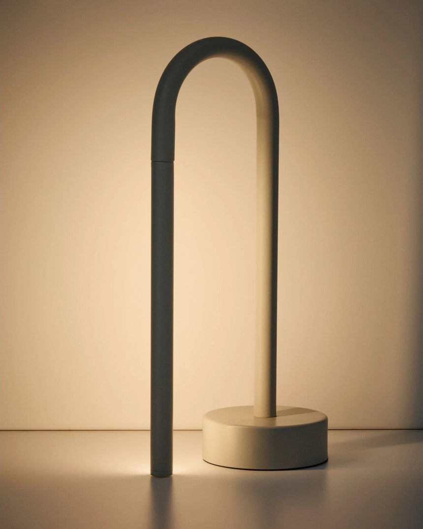 Tragbare Tischlampe Bow aus grauem Aluminium von Kave Home – Bild 5