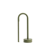 Tragbare Tischlampe Bow aus grünem Aluminium von Kave Home – Bild 1