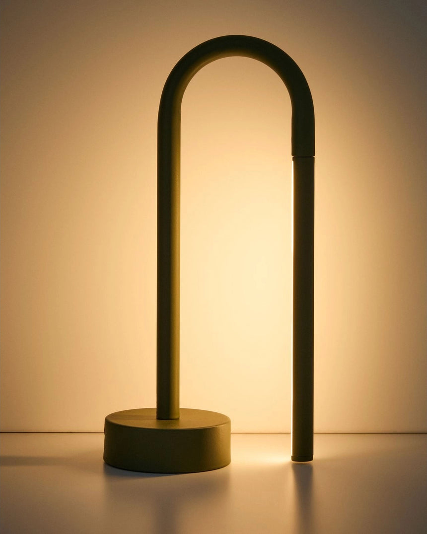 Tragbare Tischlampe Bow aus grünem Aluminium von Kave Home – Bild 5