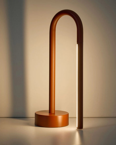 Tragbare Tischlampe Bow aus rotem Aluminium von Kave Home – Bild 5