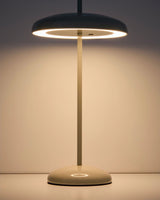 Tragbare Tischlampe Porte aus hellgrauem Aluminium von Kave Home – Bild 5