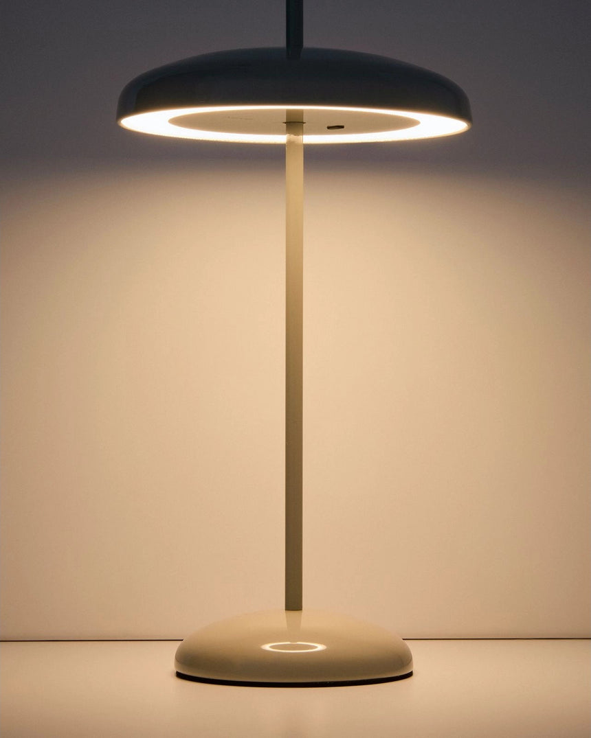 Tragbare Tischlampe Porte aus hellgrauem Aluminium von Kave Home – Bild 5